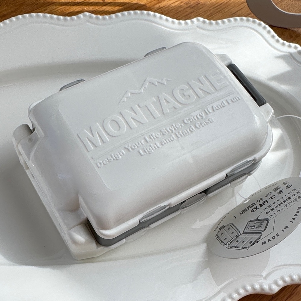 MONTAGNE White Hard Shell Pocket Case